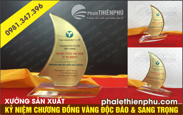 Kỷ niệm chương thuyền cong đồng vàng 