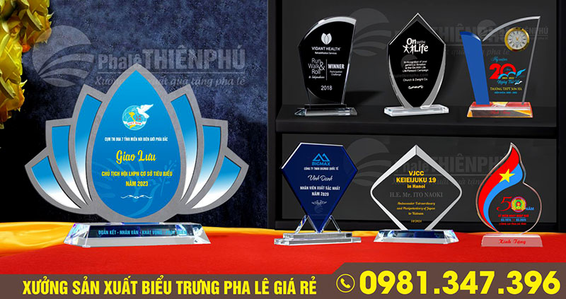 Mẫu kỷ niệm chương pha lê cánh sen in trực tiếp