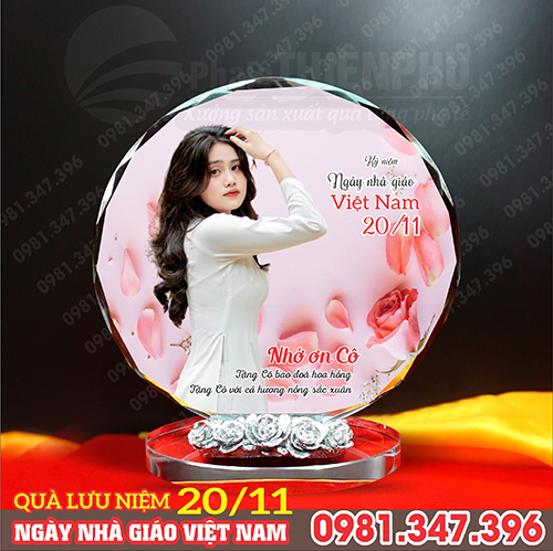 Quà lưu niệm ngày 20/11 hình tròn in ảnh thầy cô, đế gắn hoa hồng bạc