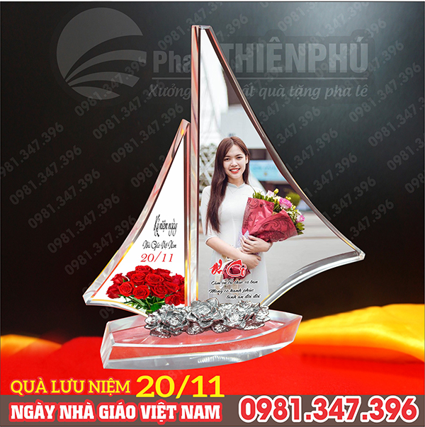Quà lưu niệm ngày 20/11 con thuyền in ảnh thầy cô, đế gắn hoa sen bạc