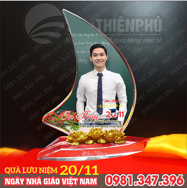 Quà lưu niệm ngày 20/11 con thuyền in ảnh thầy cô, đế gắn hoa sen vàng