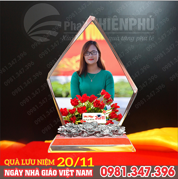 Quà lưu niệm ngày 20/11 ngọn núi  in ảnh thầy cô, đế gắn hoa sen bạc