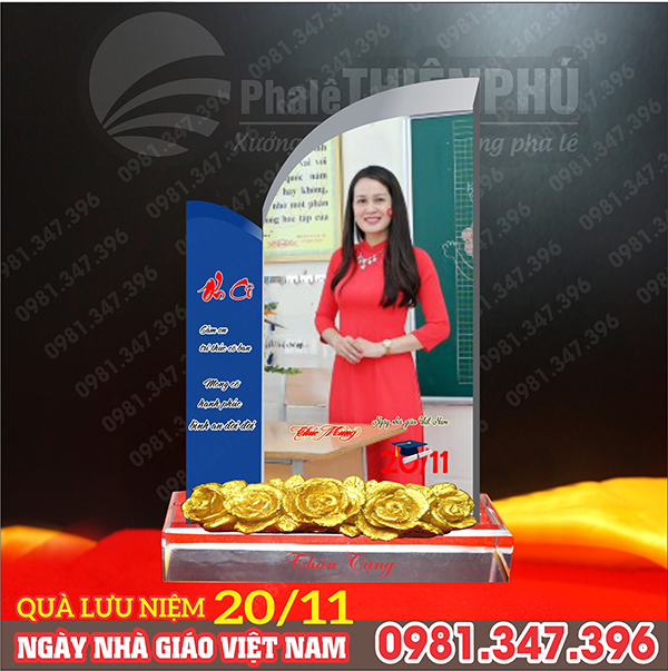 Quà lưu niệm ngày 20/11 quyển sách xanh in ảnh thầy cô, đế gắn hoa hồng vàng