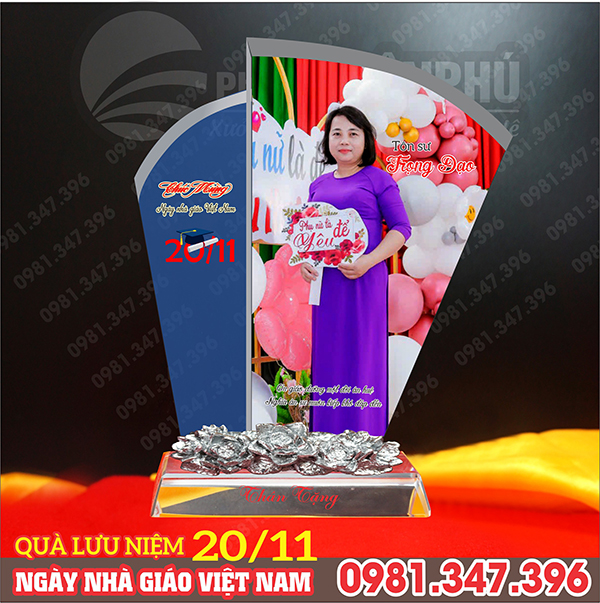 Quà lưu niệm ngày 20/11 quyển sách xanh in ảnh thầy cô, đế gắn hoa sen bạc