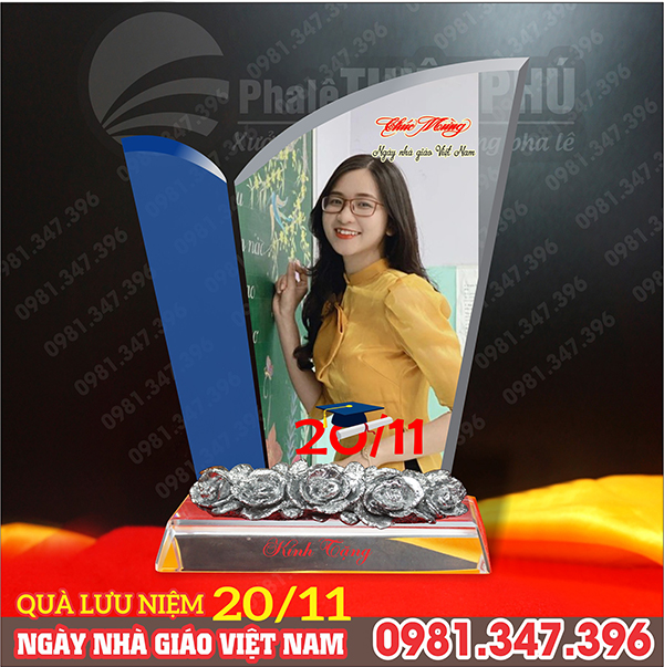 Quà lưu niệm ngày 20/11 quyển sách xanh in ảnh thầy cô, đế gắn hoa hồng bạc