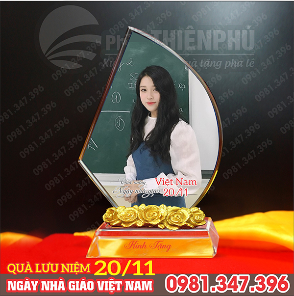 Quà lưu niệm ngày 20/11 cánh buồm in ảnh thầy cô, đế gắn hoa hồng vàng