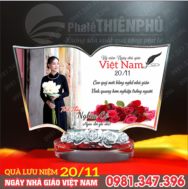 Quà lưu niệm ngày 20/11 hình quyển sách mở in ảnh thầy cô, đế gắn hoa hồng bạc