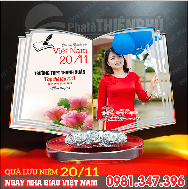 Quà lưu niệm ngày 20/11 hình quyển sách in ảnh thầy cô, đế gắn hoa hồng bạc