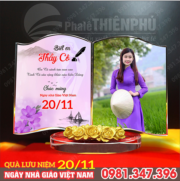 Quà lưu niệm ngày 20/11 hình quyển sách cân mở in ảnh thầy cô, đế gắn hoa hồng vàng