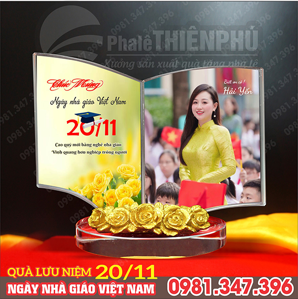 Quà lưu niệm ngày 20/11 hình quyển sách in ảnh thầy cô, đế gắn hoa hồng vàng