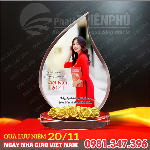 Quà lưu niệm ngày 20/11 ngọn lửa in ảnh thầy cô, đế gắn hoa hồng vàng
