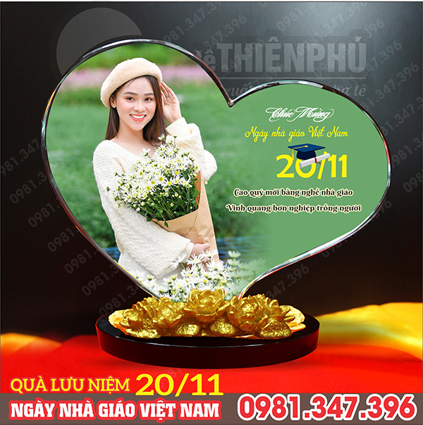 Quà lưu niệm ngày 20/11 hình trái tim lệch in ảnh thầy cô, đế gắn hoa sen vàng