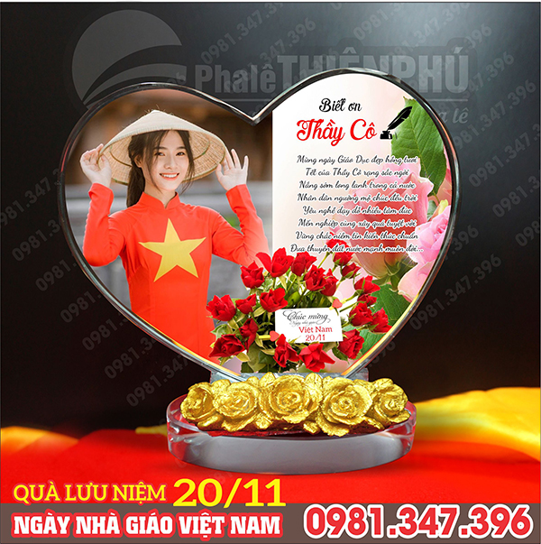 Quà lưu niệm ngày 20/11 hình trái tim in ảnh thầy cô, đế gắn hoa hồng vàng
