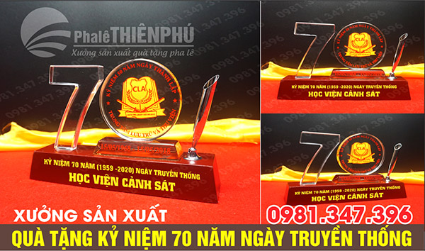 quà tặng kỷ niệm 70 năm đế gỗ