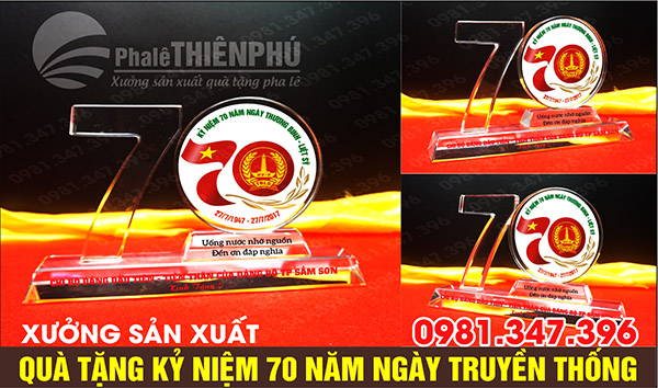 quà tặng kỷ niệm 70 năm pha lê