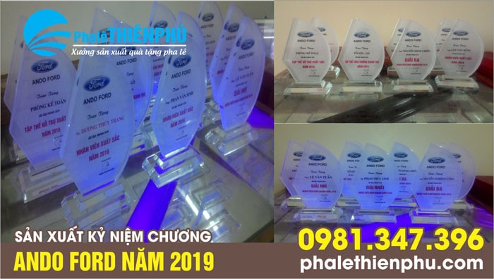 sản xuất kỷ niệm chương pha lê  logo ford
