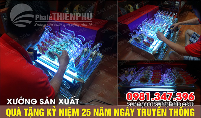 sản xuất quà tặng kỷ niệm 25 năm