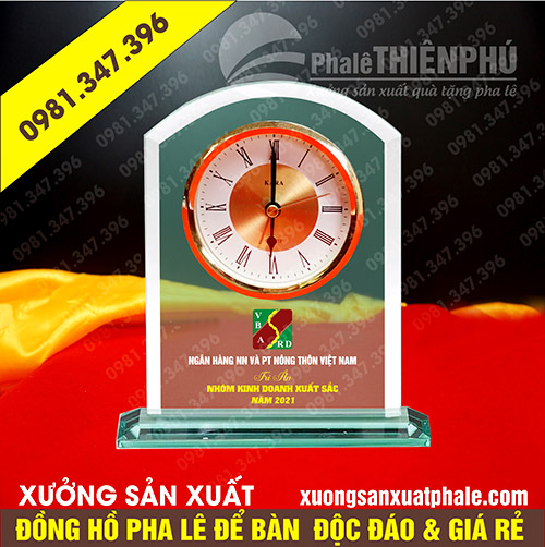 Đồng hồ pha lê để bàn 09