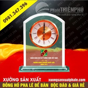Đồng hồ pha lê để bàn 09