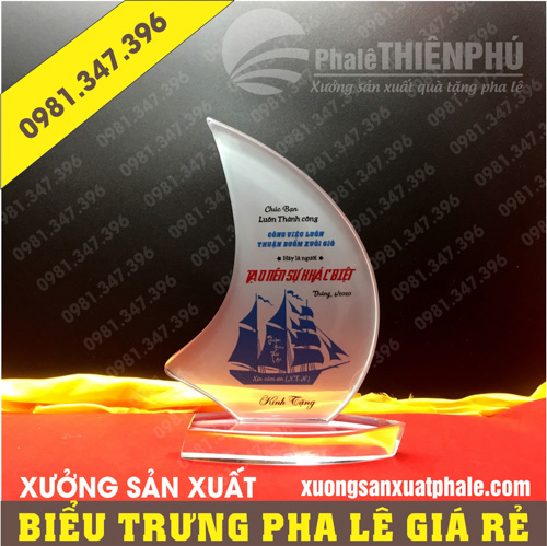 Biểu trưng pha lê thuyền cong