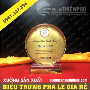 Biểu trưng pha lê mặt nguyệt đồng vàng