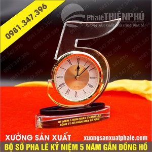 Bộ số pha lê kỷ niệm 5 năm gắn đồng hồ