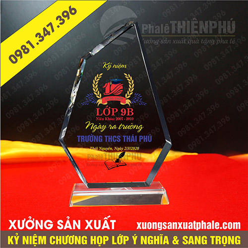 Kỷ niệm chương họp lớp hình ngọn núi cao