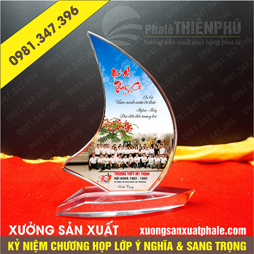 Kỷ niệm chương họp lớp hình con thuyền 1 cánh