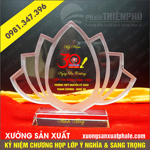  Kỷ niệm chương họp lớp hình bông sen