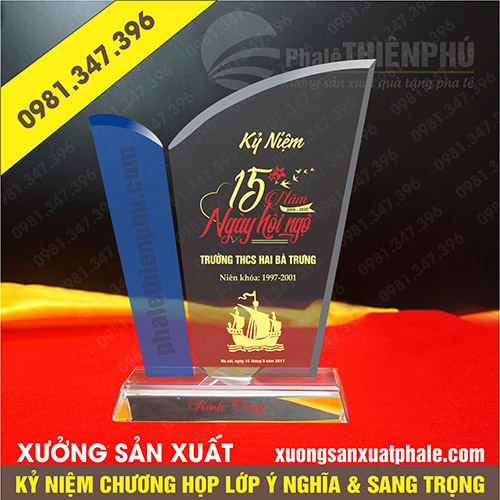 Kỷ niệm chương họp lớp hình sách đôi