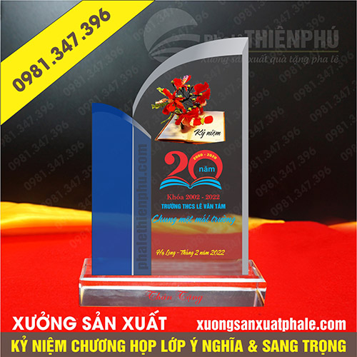 Kỷ niệm chương họp lớp hình ngọn đôi đứng