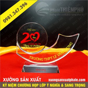 Kỷ niệm chương họp lớp hình con hạc 