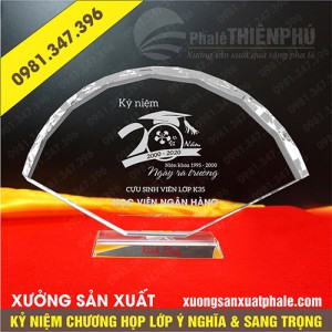 Kỷ niệm chương họp lớp hình cánh quạt
