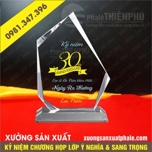 Kỷ niệm chương họp lớp hình ngọn núi
