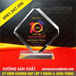 Kỷ niệm chương họp lớp hình vuông đứng