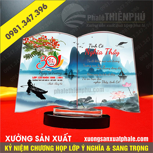 Kỷ niệm chương họp lớp hình quyển sách cong