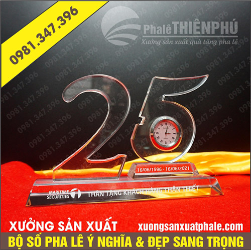 bộ số kỷ niệm pha lê 25 năm gắn đồng hồ nhỏ