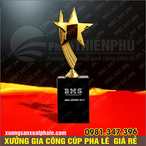 Cúp pha lê một ngôi sao