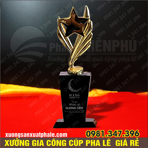 Cúp pha lê ngôi sao cân giữa