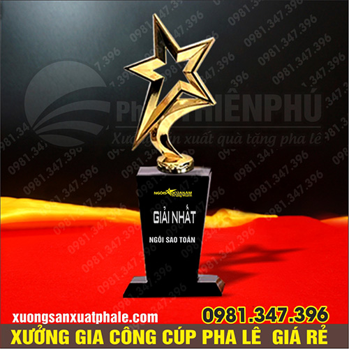 Cúp pha lê ngôi sao lệch giữa