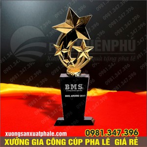 Cúp pha lê bốn ngôi sao cao