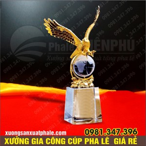Cúp pha lê con đại bàng