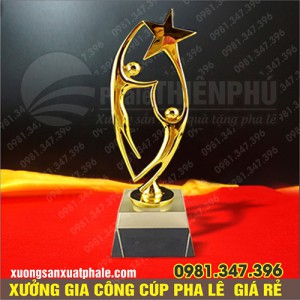 Cúp pha lê hai người cầm ngôi sao