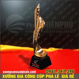 Cúp pha lê hình xoắn cao