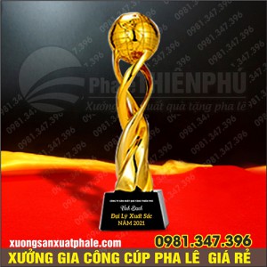 Cúp pha lê hình xoắn gắn quả cầu 