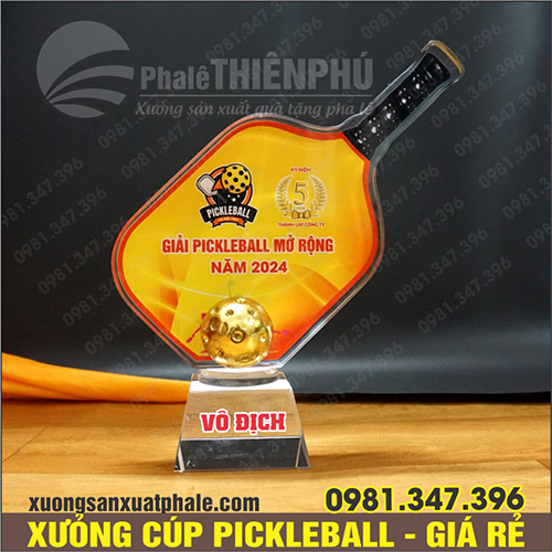Cúp vợt pickleball gắn bóng dát vàng 