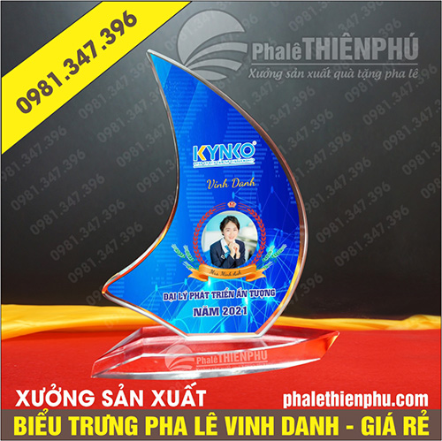 Biểu trưng pha lê vinh danh hình con thuyền