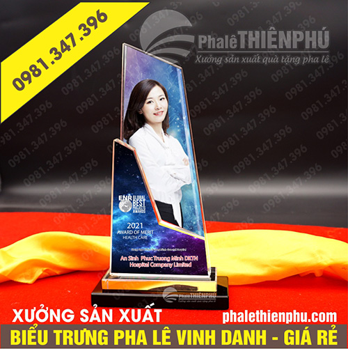 Biểu trưng pha lê vinh danh hình tam giác đứng