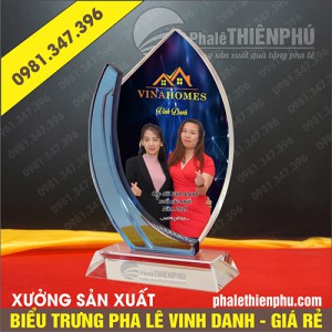 Biểu trưng pha lê vinh danh hình cánh sen