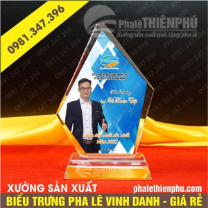 Biểu trưng pha lê vinh danh hình ngọn núi